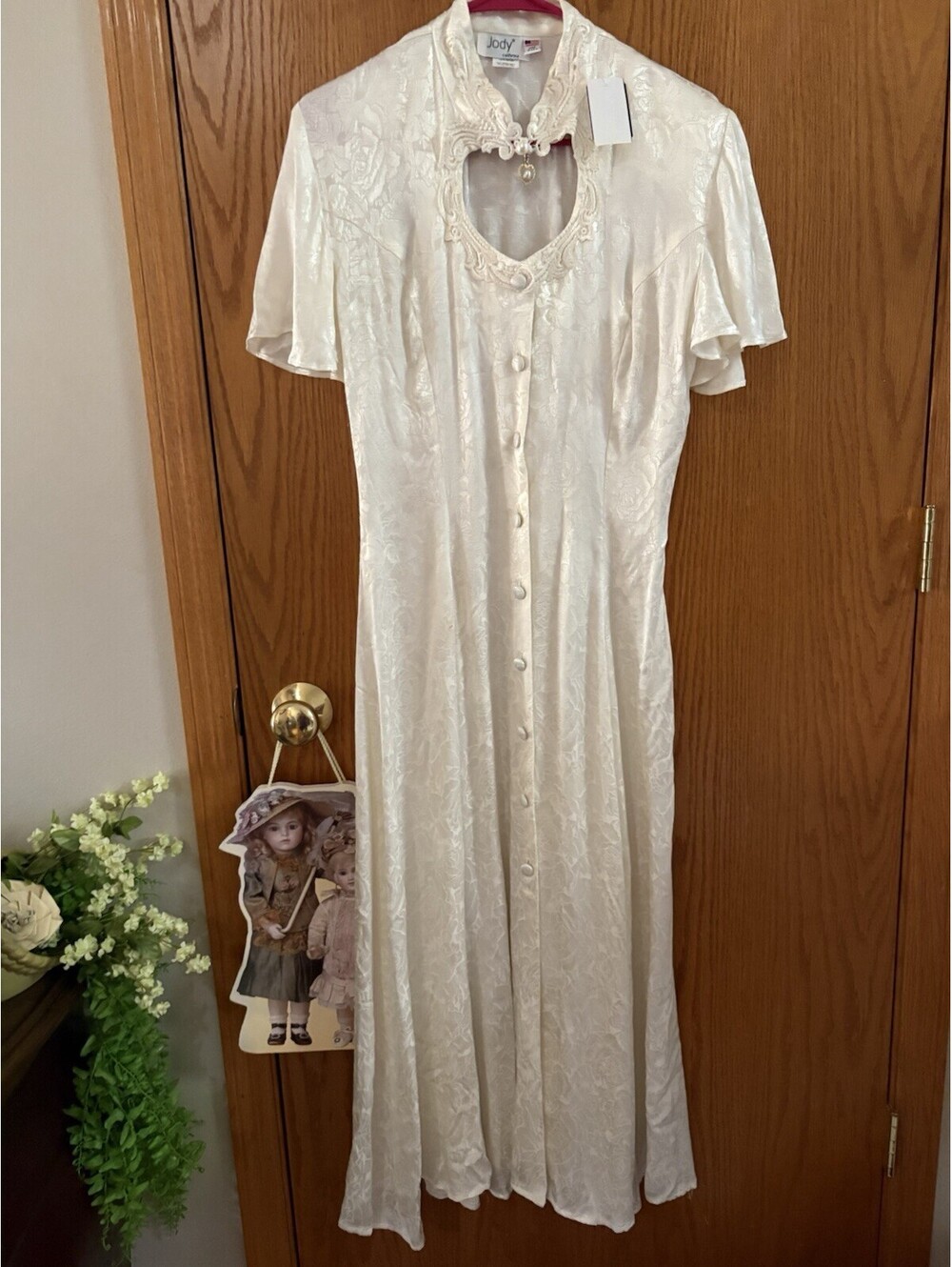 Vintage Ivory Satin Dress with Lace Detailing and Pearl Accent - Picture 8 of 9